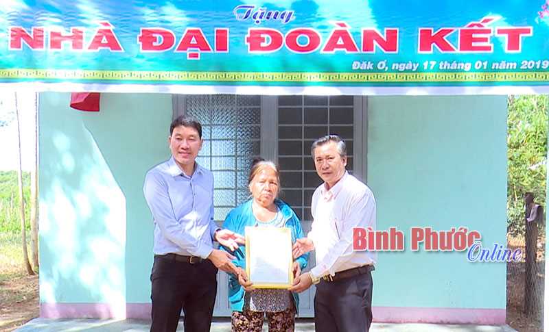 Bàn giao 4 căn nhà đại đoàn kết Bàn giao 4 căn nhà đại đoàn kết