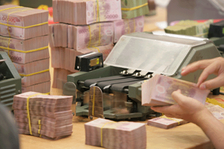 Ngân hàng Thương mại Nhà nước phải giảm chi phí để hạ lãi suất Ngân hàng Thương mại Nhà nước phải giảm chi phí để hạ lãi suất