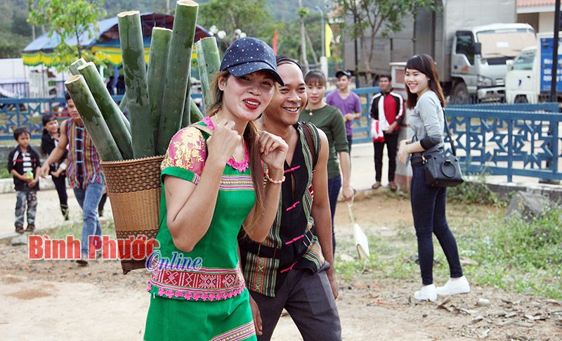 Gùi nước - nét văn hóa của người S’tiêng Gùi nước - nét văn hóa của người S’tiêng