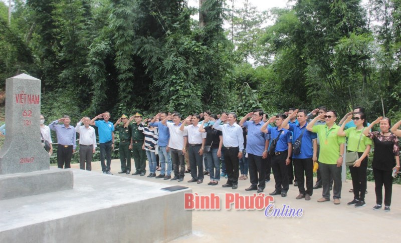 Tặng quà và khám bệnh, phát thuốc miễn phí cho hơn 1.000 người dân Tặng quà và khám bệnh, phát thuốc miễn phí cho hơn 1.000 người dân