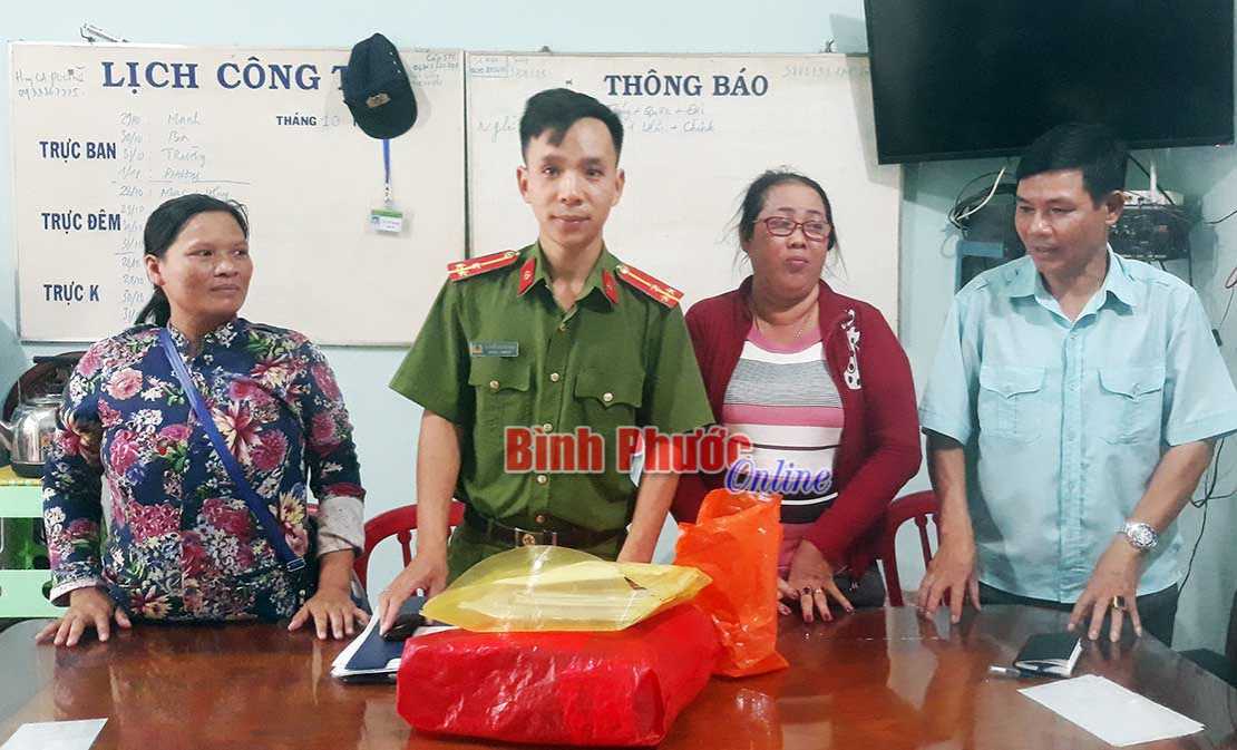 Người bán vé số trả lại của rơi Người bán vé số trả lại của rơi