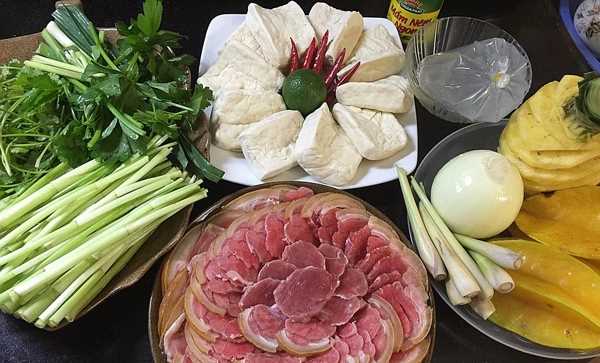 Quên hết món ăn tết với lẩu bò bê nhúng dấm