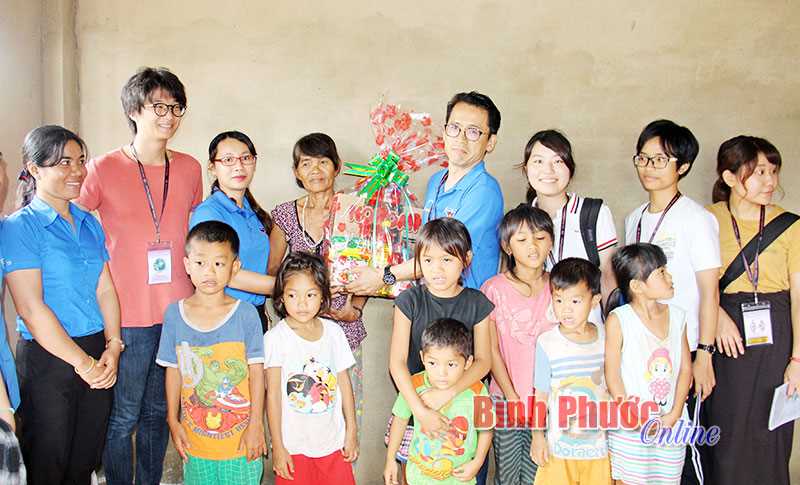 Đoàn thanh niên Việt - Nhật tặng 40 phần quà tại xã Đoàn Kết Đoàn thanh niên Việt - Nhật tặng 40 phần quà tại xã Đoàn Kết