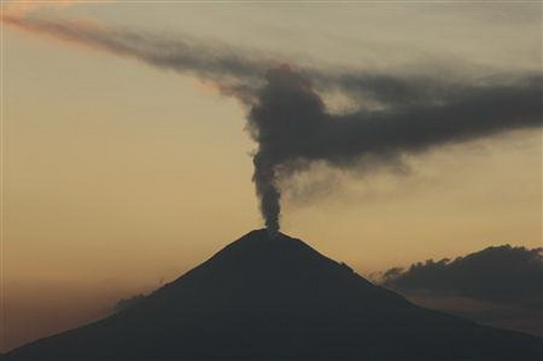 Mexico báo động núi lửa gần thủ đô phun