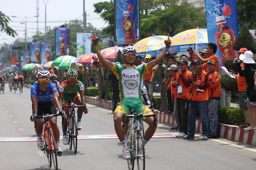 Cuộc đua xe đạp Cúp truyền hình TPHCM 2012: Quốc Việt giành lại áo vàng Cuộc đua xe đạp Cúp truyền hình TPHCM 2012: Quốc Việt giành lại áo vàng