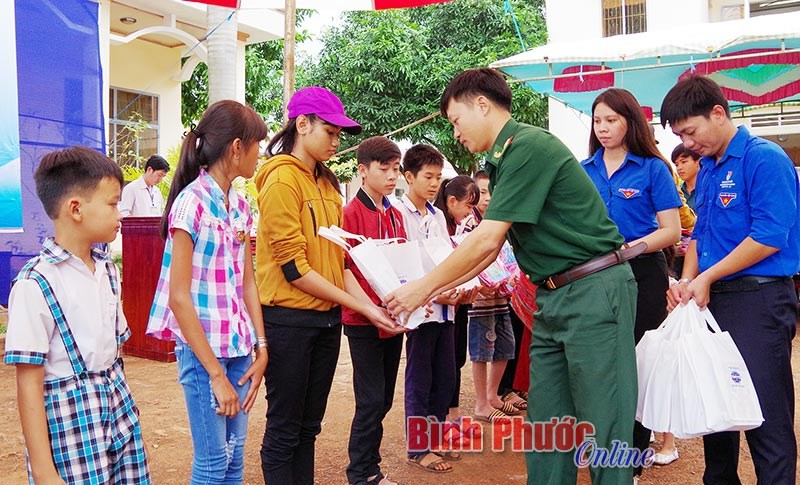 650 phần quà tặng học sinh nghèo hiếu học 650 phần quà tặng học sinh nghèo hiếu học