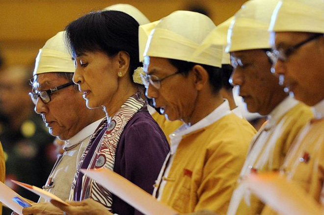 Bà Aung San Suu Kyi tuyên thệ nhậm chức Bà Aung San Suu Kyi tuyên thệ nhậm chức