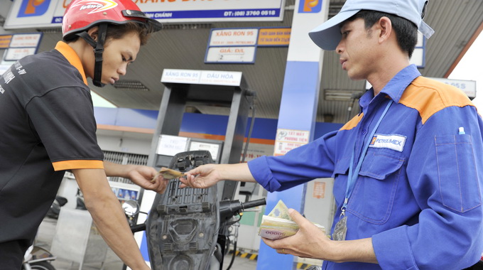 Xăng giảm 390 đồng/lít Xăng giảm 390 đồng/lít