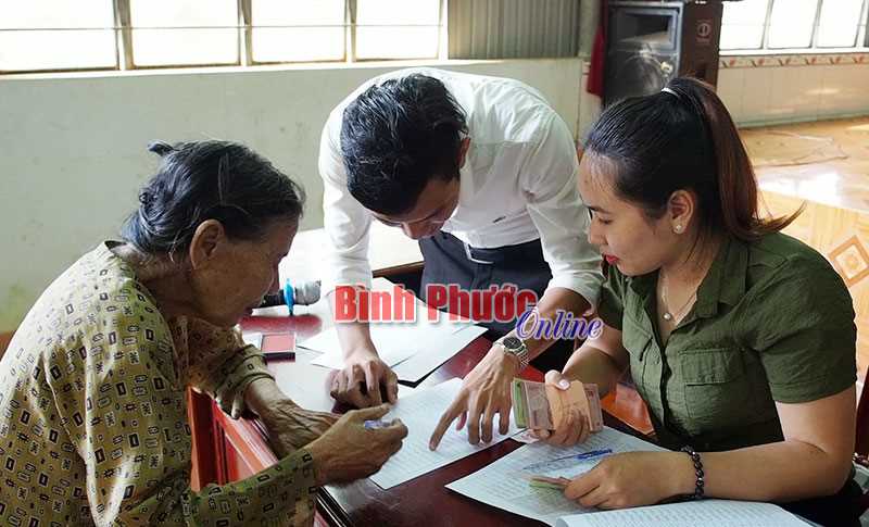 357 hộ nghèo nhận kinh phí hỗ trợ theo Quyết định 102 357 hộ nghèo nhận kinh phí hỗ trợ theo Quyết định 102