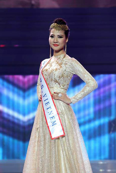 "Quý bà" Trần Thị Quỳnh đeo dải băng ghi sai tên nước "Quý bà" Trần Thị Quỳnh đeo dải băng ghi sai tên nước