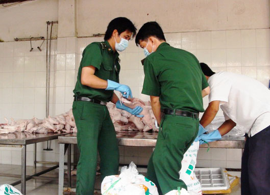 Bắt xe khách chở 7,5 tạ thịt bẩn Bắt xe khách chở 7,5 tạ thịt bẩn