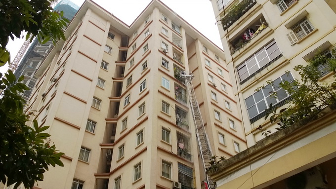 Xe thang vươn lên tầng 8 chung cư cháy cứu bà cụ Xe thang vươn lên tầng 8 chung cư cháy cứu bà cụ