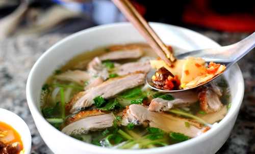 Xôi cá rô đồng và phở vịt quay ngon nức tiếng ở phố Lò Đúc