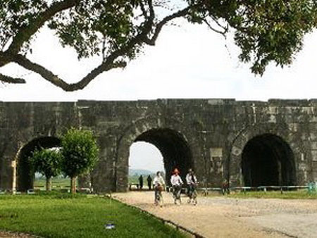 Triển lãm các tư liệu về Thành Nhà Hồ, Hồ Quý Ly