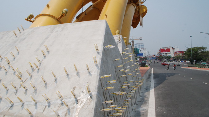 Bơm keo xử lý vết nứt cầu Rồng Bơm keo xử lý vết nứt cầu Rồng