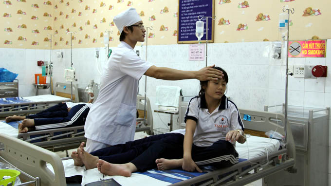 14 học sinh nhập viện nghi do ăn bánh tráng trộn 14 học sinh nhập viện nghi do ăn bánh tráng trộn