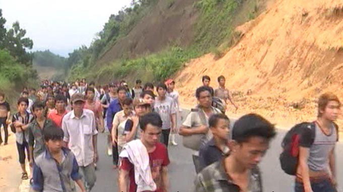 Hàng trăm phu vàng ùn ùn chạy trốn khỏi mỏ vàng Hàng trăm phu vàng ùn ùn chạy trốn khỏi mỏ vàng