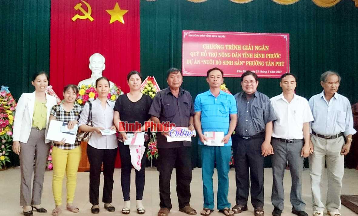 Đồng Xoài: Hội viên vay quỹ hỗ trợ nông dân gần 3,7 tỷ đồng Đồng Xoài: Hội viên vay quỹ hỗ trợ nông dân gần 3,7 tỷ đồng