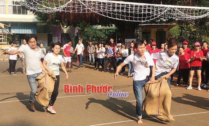 Gần 100 cán bộ, nhân viên y tế tham gia hội thao