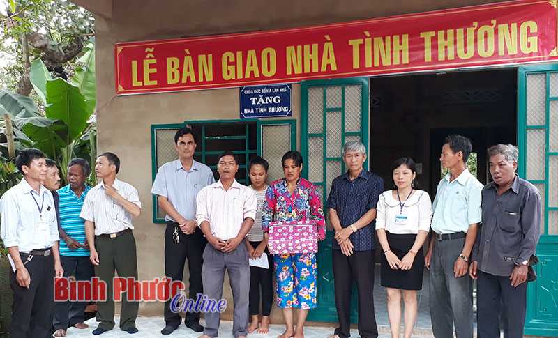 6 tháng, xã Đức Liễu trao tặng 10 căn nhà tình thương 6 tháng, xã Đức Liễu trao tặng 10 căn nhà tình thương