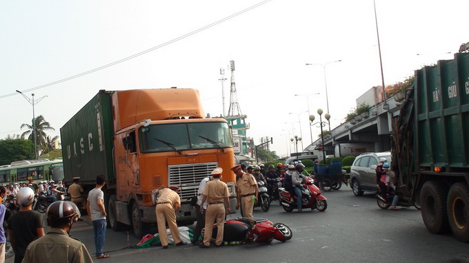 Một phụ nữ bị xe container kéo trên đường, chết tại chỗ Một phụ nữ bị xe container kéo trên đường, chết tại chỗ