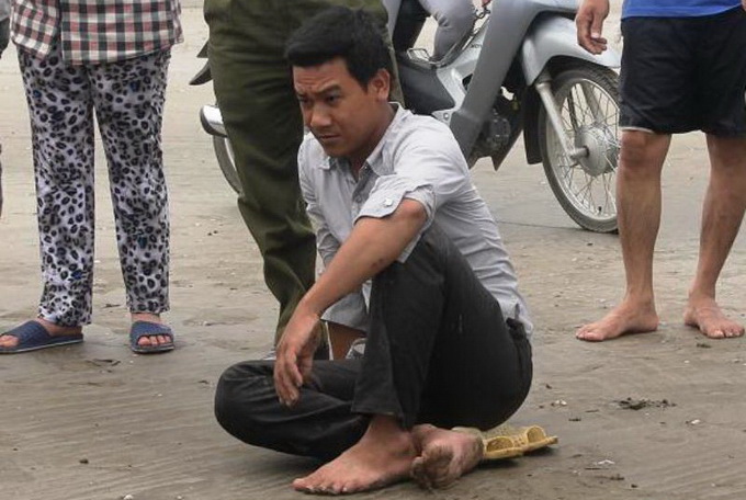 Lao xuống biển cứu sống một học sinh đuối nước
