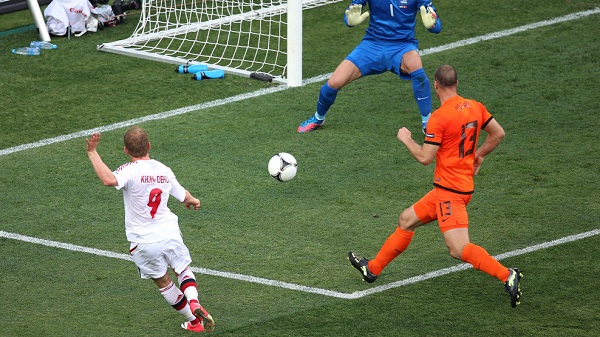 Hà Lan 0-1 Đan Mạch: "Lính chì" tạo cơn địa chấn đầu tiên tại EURO 2012 Hà Lan 0-1 Đan Mạch: "Lính chì" tạo cơn địa chấn đầu tiên tại EURO 2012