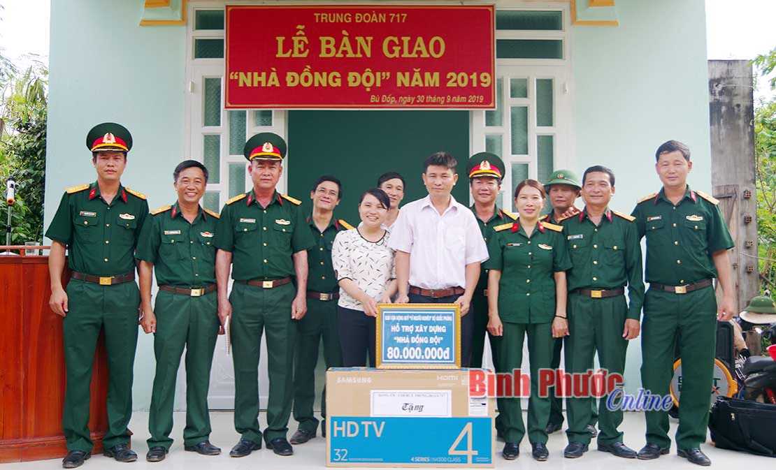 Trung đoàn 717 trao tặng “Nhà đồng đội” Trung đoàn 717 trao tặng “Nhà đồng đội”