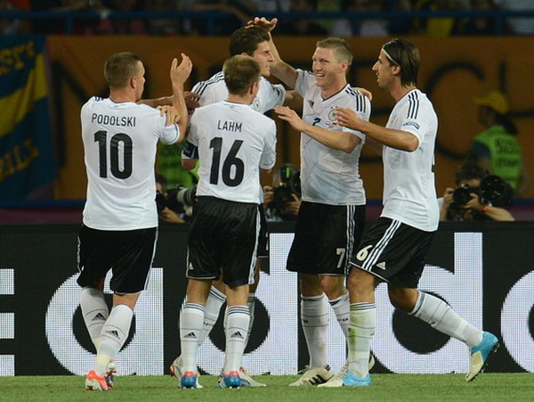 Đức 2-1 Hà Lan: Gomez tỏa sáng, Hà Lan sắp "bay" khỏi EURO
