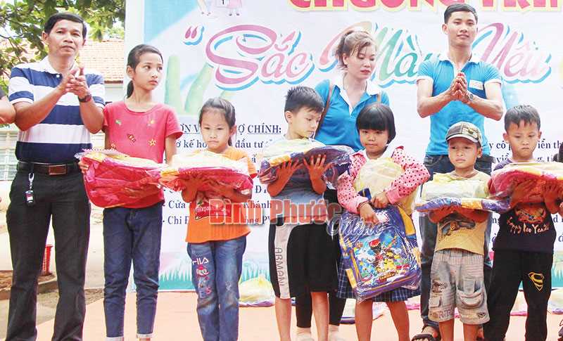 Tiếp bước học sinh nghèo, DTTS ở An Khương đến trường Tiếp bước học sinh nghèo, DTTS ở An Khương đến trường