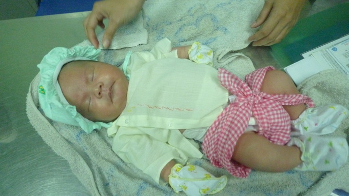 Bé trai 10 ngày tuổi bị bỏ lăn lóc bên gốc cây Bé trai 10 ngày tuổi bị bỏ lăn lóc bên gốc cây