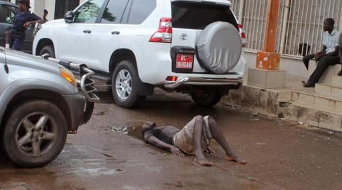 Kinh hoàng chó hoang ăn thịt xác nạn nhân Ebola Kinh hoàng chó hoang ăn thịt xác nạn nhân Ebola
