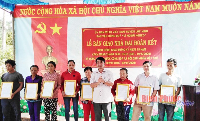 Huyện Lộc Ninh bàn giao 19 căn nhà đại đoàn kết Huyện Lộc Ninh bàn giao 19 căn nhà đại đoàn kết