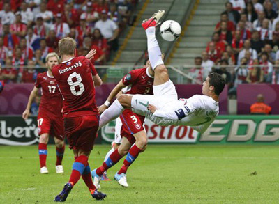 Ronaldo tỏa sáng đưa Bồ Đào Nha vào bán kết Ronaldo tỏa sáng đưa Bồ Đào Nha vào bán kết