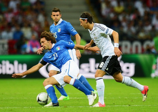 Đức 1-2 Italia: "Super Mario" giúp Italia bắn hạ "xe tăng" Đức