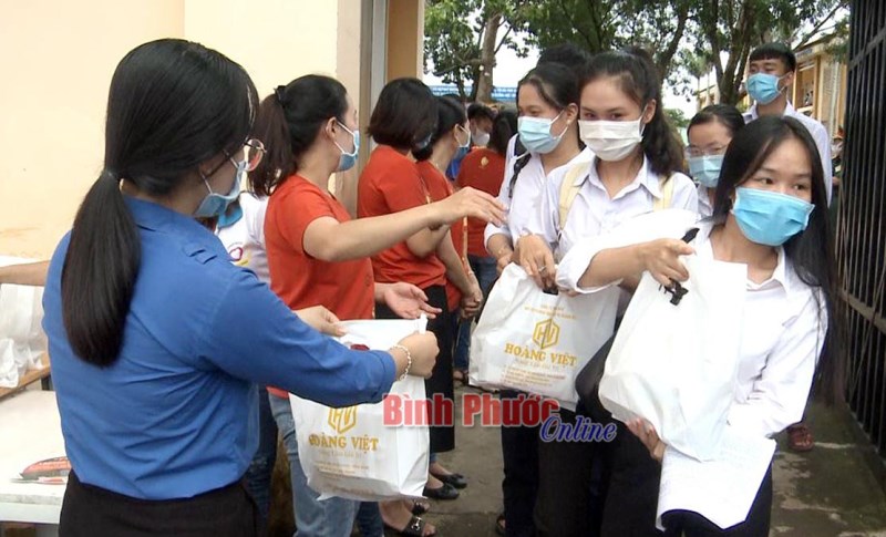 Ấm lòng bữa cơm trưa tiếp sức mùa thi THPT năm 2020 Ấm lòng bữa cơm trưa tiếp sức mùa thi THPT năm 2020