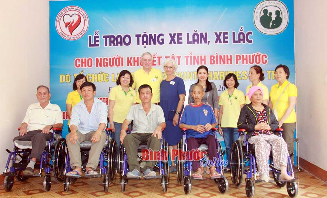 77 người khuyết tật được tặng xe lăn, xe lắc