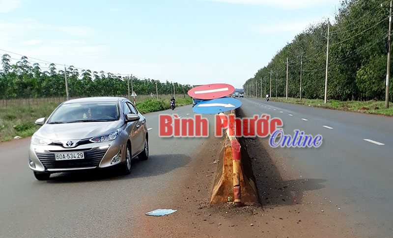 2 cụm biển báo gãy đổ