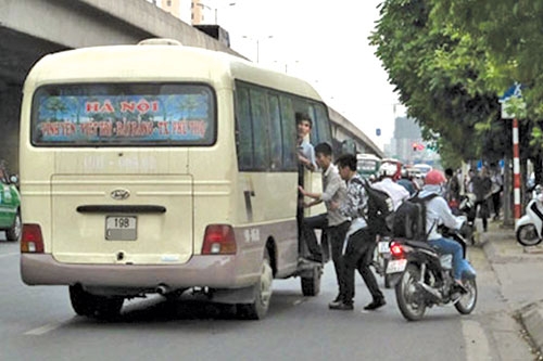Chấn chỉnh tình trạng "xe dù, bến cóc" Chấn chỉnh tình trạng "xe dù, bến cóc"