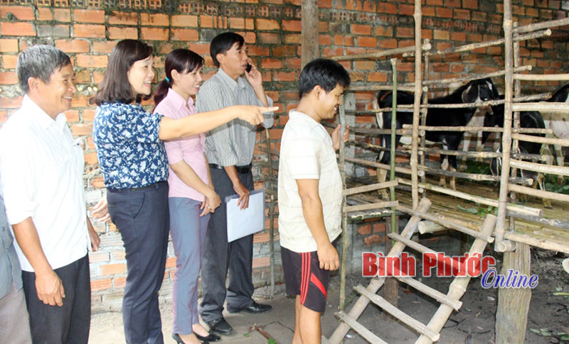 7 hộ nghèo ở xã Đồng Nơ được hỗ trợ nuôi dê sinh sản 7 hộ nghèo ở xã Đồng Nơ được hỗ trợ nuôi dê sinh sản