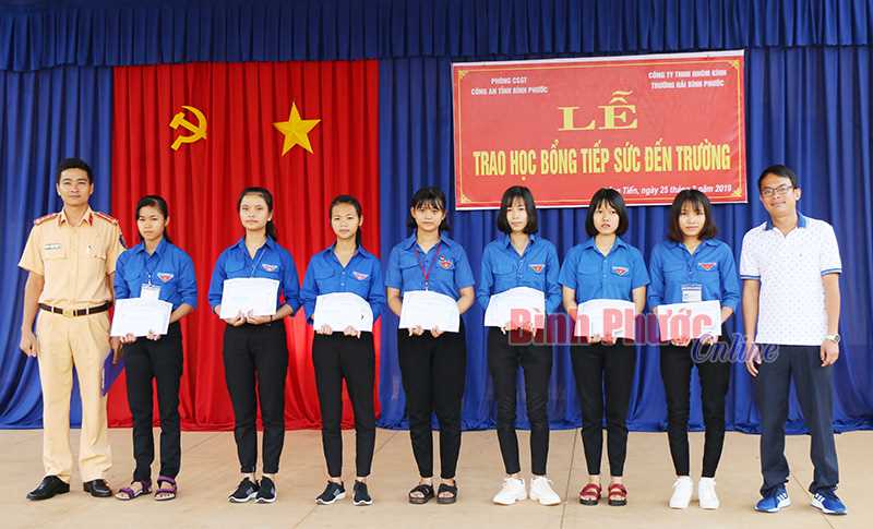 7 suất học bổng tặng học sinh khó khăn 7 suất học bổng tặng học sinh khó khăn