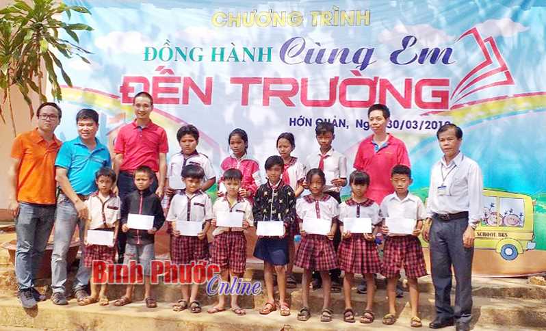 Trao 333 suất quà và học bổng tặng thiếu nhi Hớn Quản Trao 333 suất quà và học bổng tặng thiếu nhi Hớn Quản