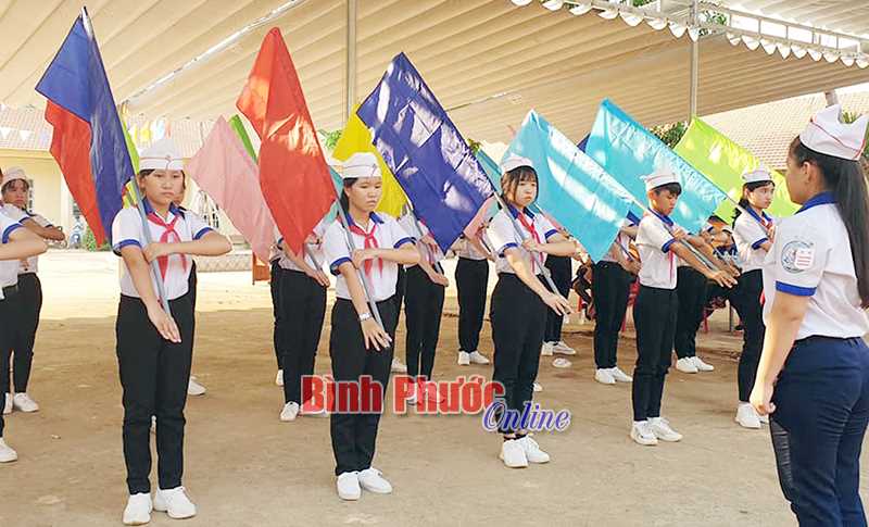 200 đội viên thi nghi thức và chỉ huy đội giỏi huyện Phú Riềng 200 đội viên thi nghi thức và chỉ huy đội giỏi huyện Phú Riềng