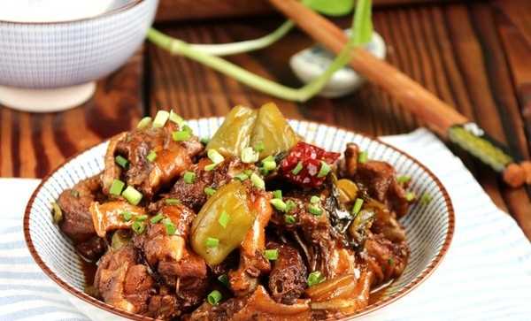 Bữa tối ngon cơm với gà om dưa mềm thơm siêu lạ miệng