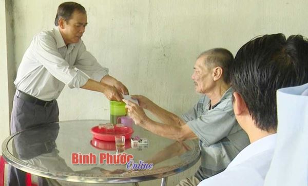 Lãnh đạo tỉnh thăm, tặng quà gia đình chính sách, người có công
