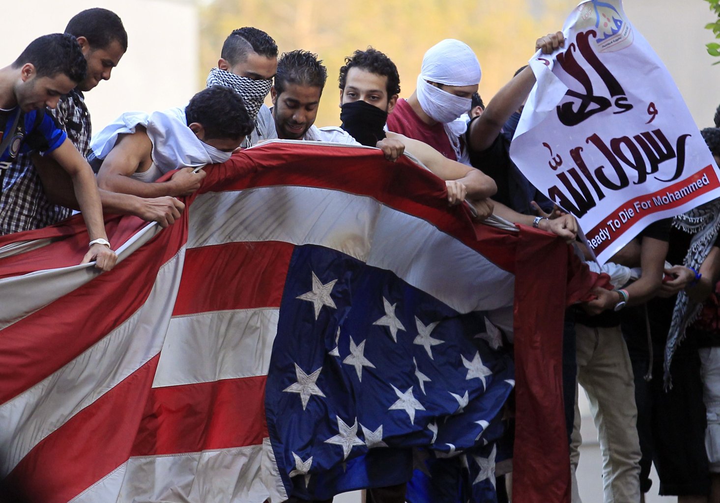 Al-Qaeda hiệu triệu tín đồ Hồi giáo "lấy mạng" các đại sứ Mỹ Al-Qaeda hiệu triệu tín đồ Hồi giáo "lấy mạng" các đại sứ Mỹ