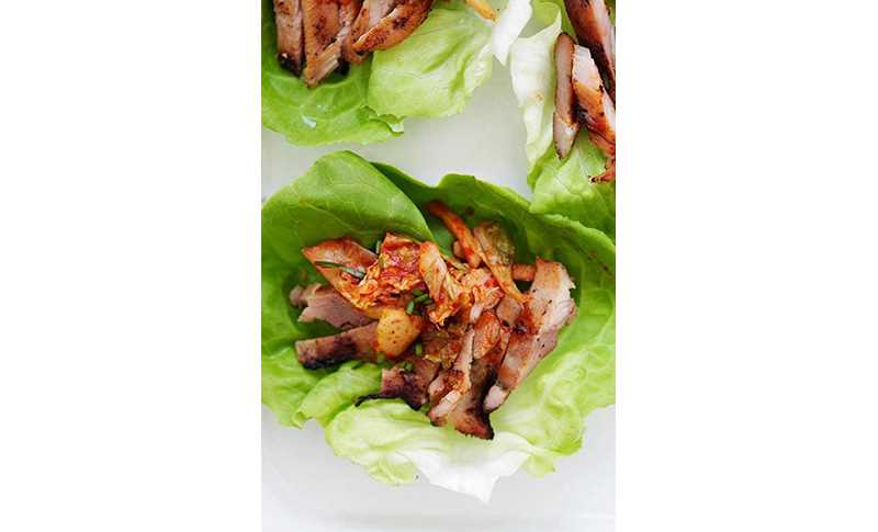 Gà nướng cuốn rau diếp, kim chi nhâm nhi ngày mưa