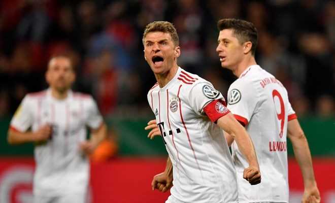 Mueller vượt mặt giám đốc Rummenigge sau chiến thắng vùi dập