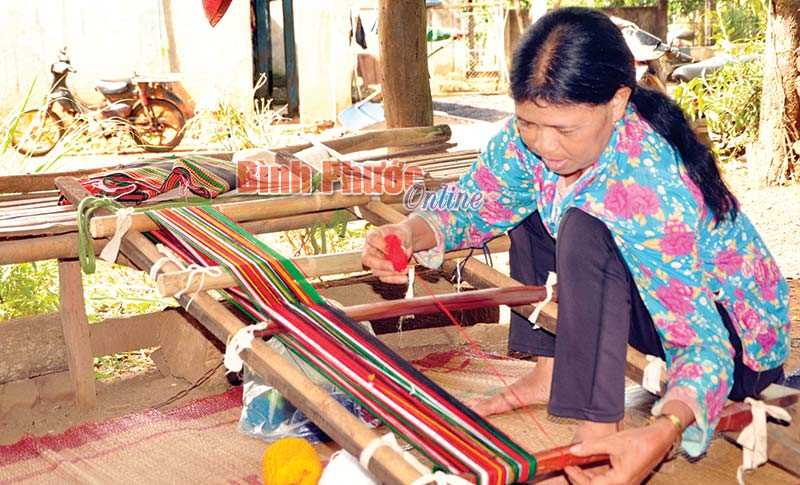 Bà Thị Khơ đam mê nghề truyền thống