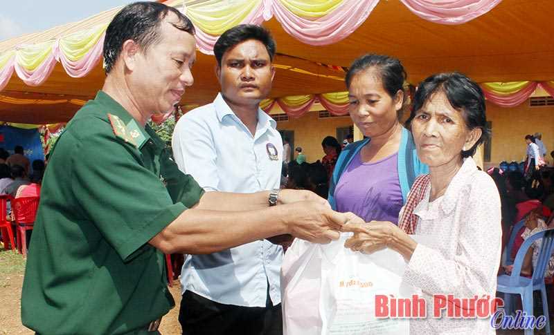 900 lượt người dân Campuchia được khám bệnh miễn phí 900 lượt người dân Campuchia được khám bệnh miễn phí